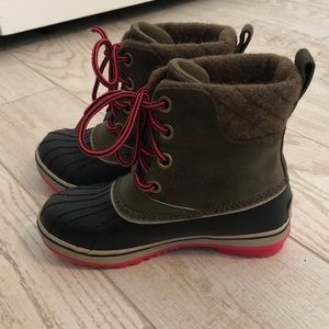 Sorel girls snow boots like new!!!